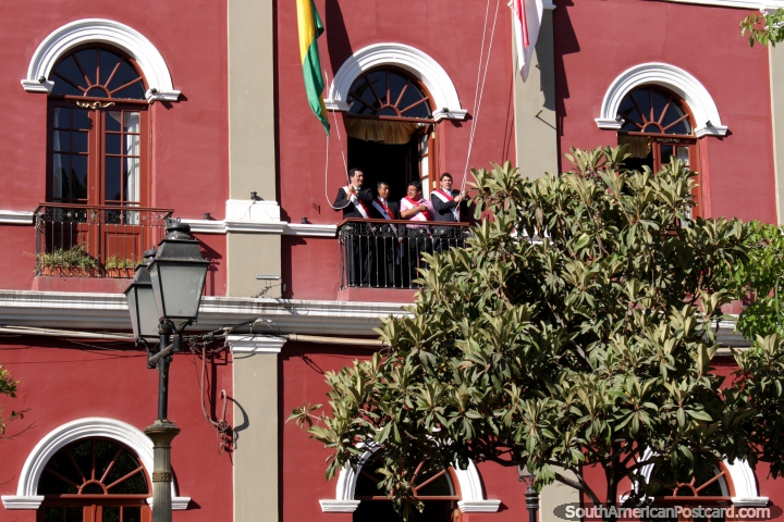 Os dignitários levantam as bandeiras no balcão de edifïcios do governo em Tarija. (720x480px). Bolívia, América do Sul.