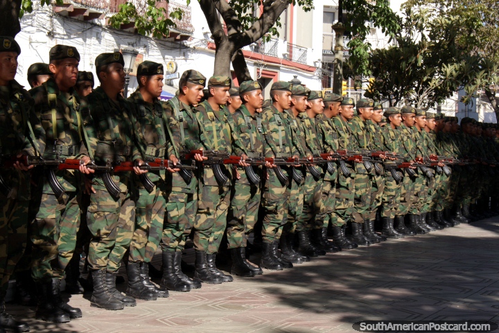 El militar con armas en la mano fuera de los edificios del gobierno en Tarija. (720x480px). Bolivia, Sudamerica.