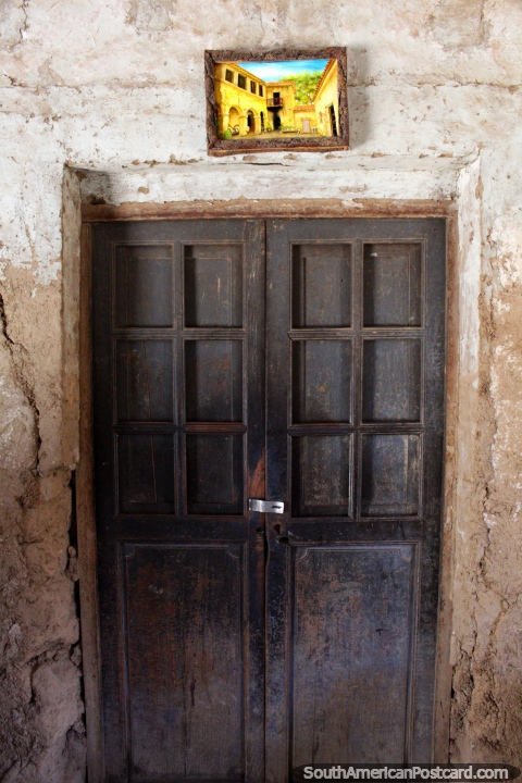 La Casa Vieja, una pintura de color amarillo arriba y vieja puerta de madera cerca de Tarija. (480x720px). Bolivia, Sudamerica.