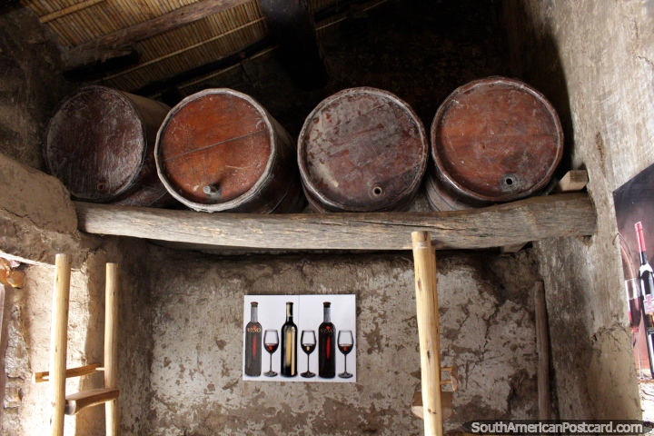 Barreis de vinho antigos muito velhos em monitor em La Casa Vieja perto de Tarija. (720x480px). Bolvia, Amrica do Sul.