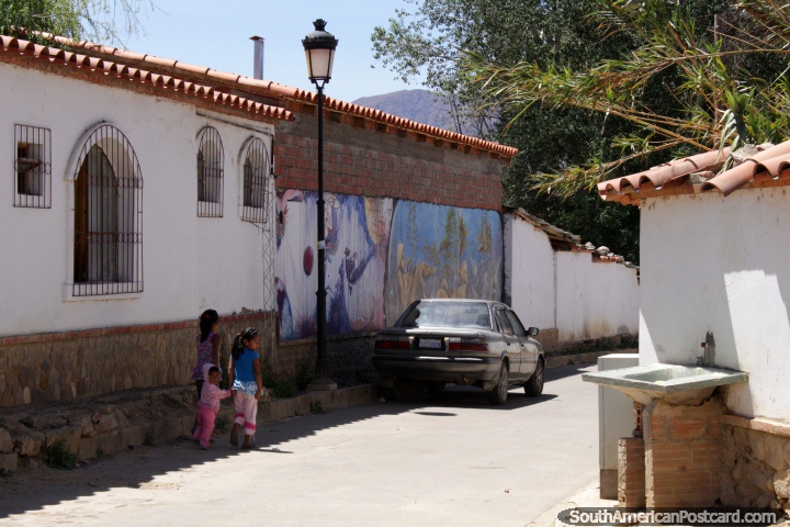 3 nios caminan por una calle de Concepcin, una pequea pueblo cerca de Tarija. (720x480px). Bolivia, Sudamerica.