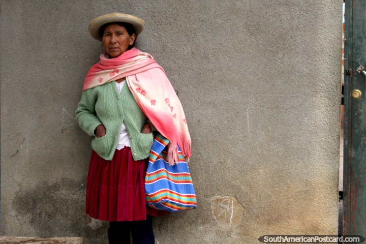 Uma mulher indgena vestiu-se na roupa quente em Padcaya, entre Tarija e Bermejo. (720x480px). Bolvia, Amrica do Sul.