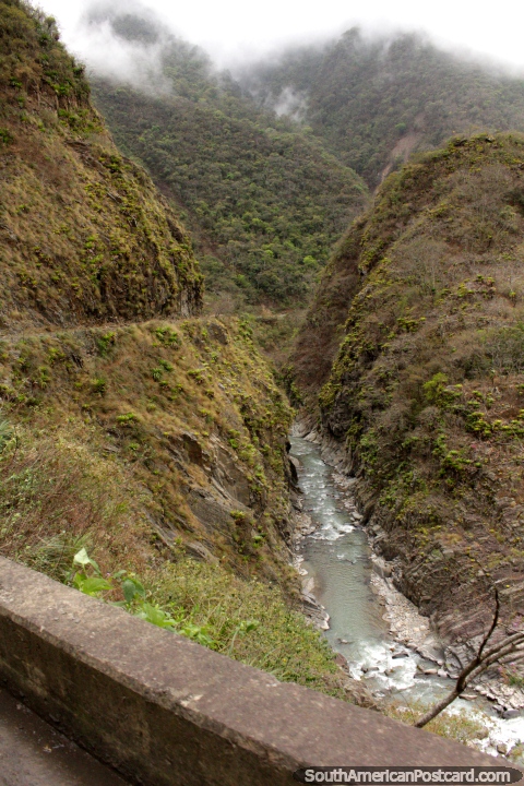 Viaja a travs del valle por encima del ro, al norte de Bermejo. (480x720px). Bolivia, Sudamerica.