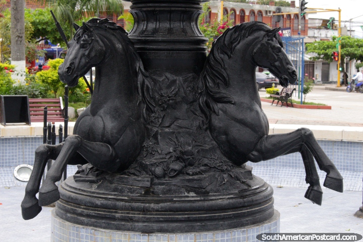 Um par de cavalos de ferro, parte da fonte na praça pública em Bermejo. (720x480px). Bolívia, América do Sul.