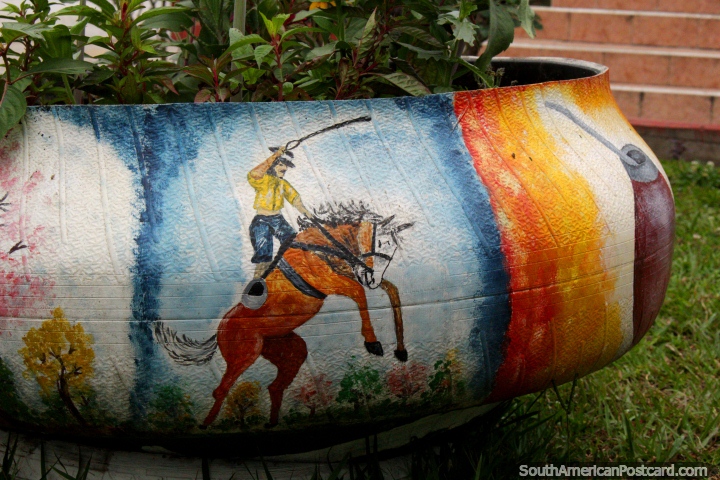 El hombre montado en un caballo, el arte pintado sobre una maceta en la plaza de Bermejo. (720x480px). Bolivia, Sudamerica.