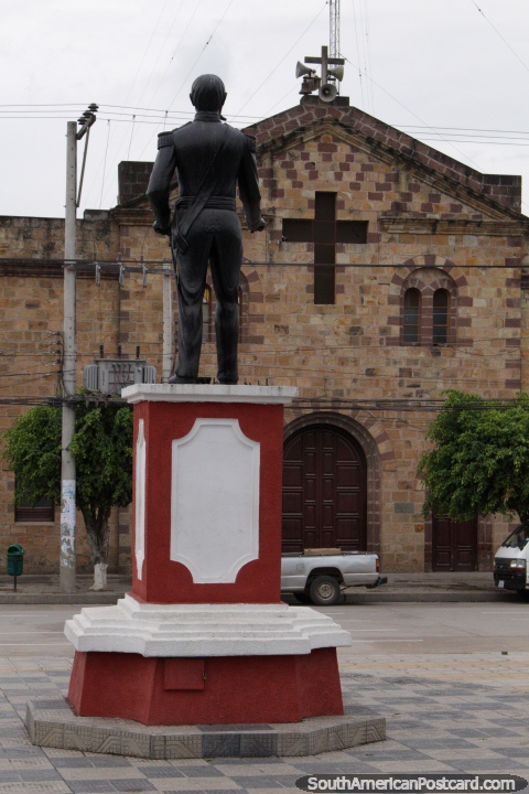German Busch (1904-1939) - militar, estatua en frente de la iglesia de piedra en Bermejo. (480x720px). Bolivia, Sudamerica.