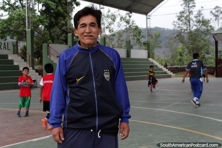 El entrenador del equipo de fútbol para niños Bermejo posa para una foto. (720x480px). Bolivia, Sudamerica.
