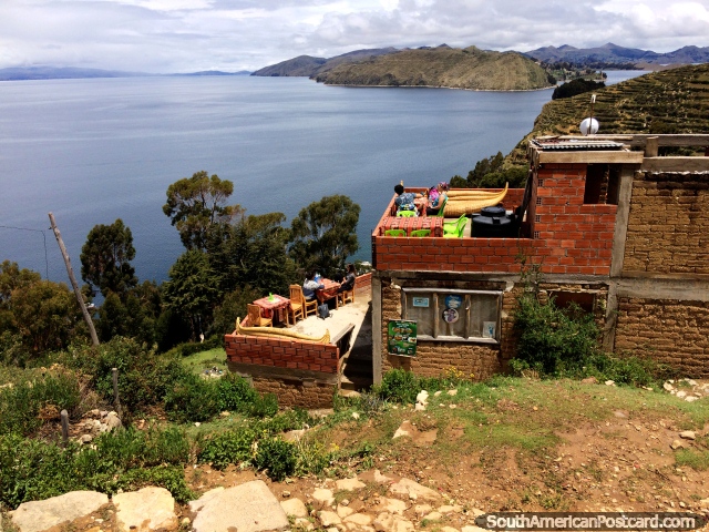 Sente-se e tenha refrescos gostando de vises espetaculares do Lago Titicaca, Ilha do Sol, Copacabana. (640x480px). Bolvia, Amrica do Sul.