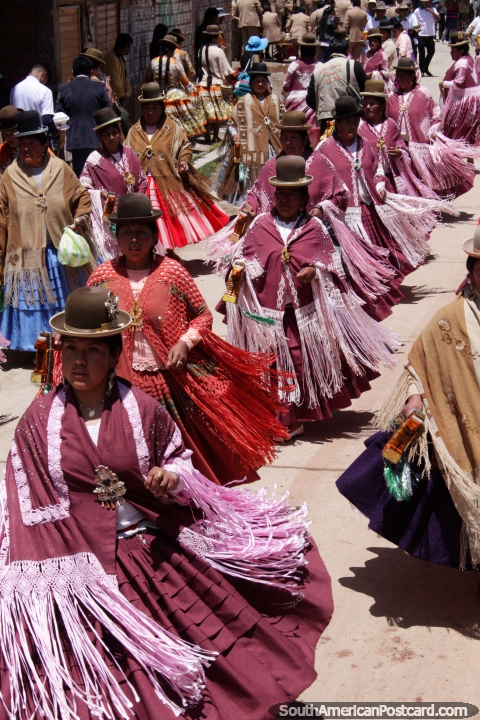 A finales de Enero y Copacabana cobra vida con celebraciones de carnaval y bailarines en las calles. (480x720px). Bolivia, Sudamerica.