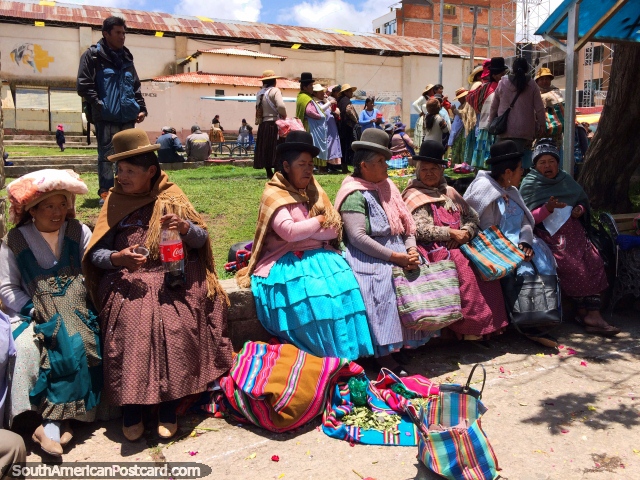 Las damas del sombrero charlan mientras disfrutan del sol en Copacabana, todas con bufandas y vestidos anchos. (640x480px). Bolivia, Sudamerica.