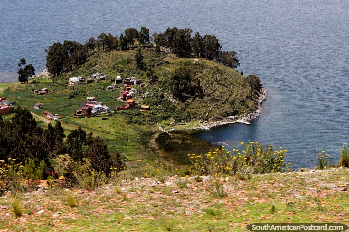 Comunidades y tierras de cultivo en la hermosa campia verde alrededor de Copacabana y el Lago Titicaca. (720x480px). Bolivia, Sudamerica.