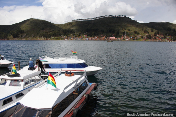O Estreito Tiquina, cruz por barco na viagem entre Copacabana e La Paz. (720x480px). Bolívia, América do Sul.