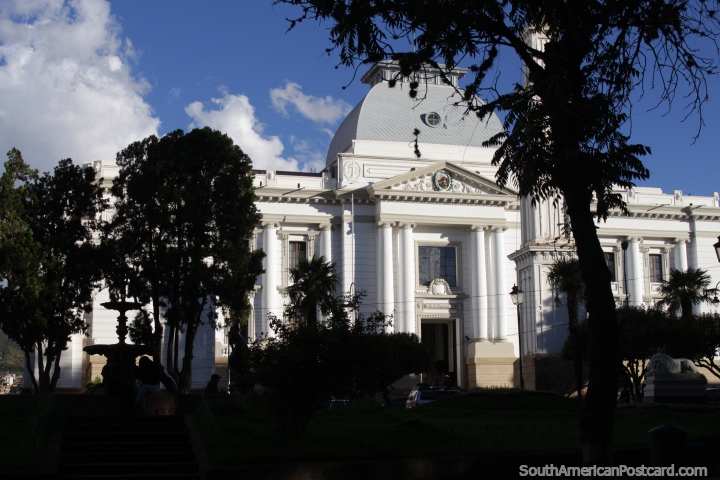 Corte Suprema de Justicia en Sucre, uno de los muchos edificios blancos de la ciudad. (720x480px). Bolivia, Sudamerica.