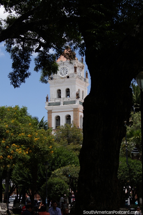 Relgio e torre de sino da catedral de Sucre, localizada em Praa 25 de Mayo. (480x720px). Bolvia, Amrica do Sul.