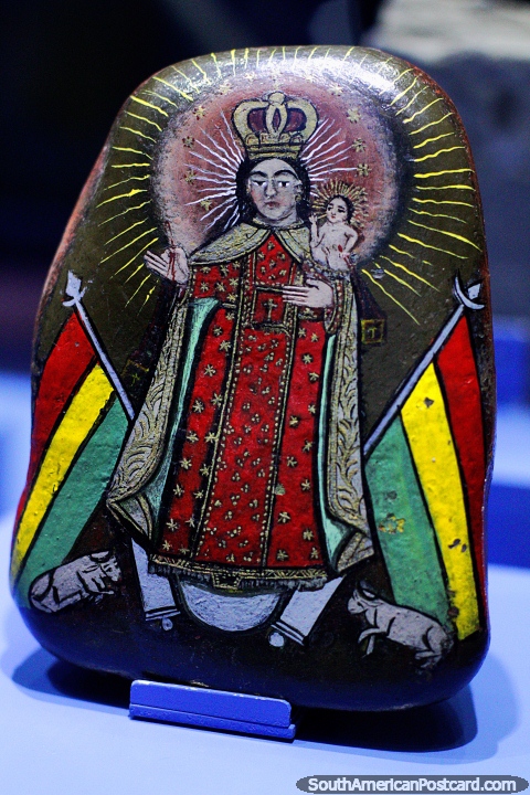 Pedra sagrada com a virgem de Carmen, o 20o sculo, Musef, Sucre. (480x720px). Bolvia, Amrica do Sul.
