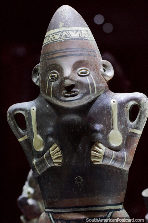 Figura de mujer con un par de topos y pintura facial, cultura Chancay Peruana, Musef, Sucre. (480x720px). Bolivia, Sudamerica.