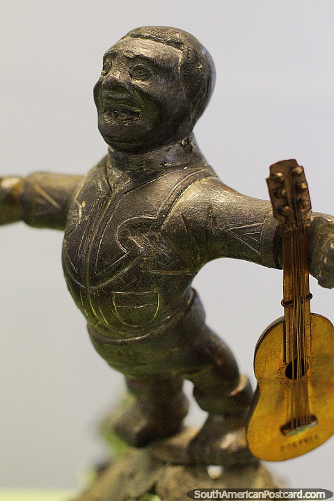 Homem e violo, um figura em exposio em um dos 15 museus em Sucre, Musef. (480x720px). Bolvia, Amrica do Sul.