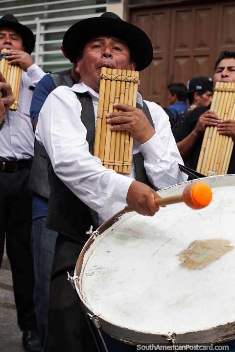 El hombre sopla las trqueas y toca el bombo al mismo tiempo en el carnaval de Sucre. (480x720px). Bolivia, Sudamerica.