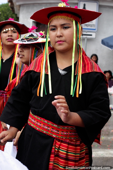 Las mujeres bailan, vestidas con lindos trajes y sombreros, en el carnaval de Sucre. (480x720px). Bolivia, Sudamerica.