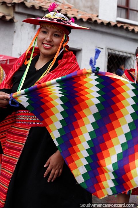 Mujer agitando una bandera mientras baila, una gran sonrisa, el carnaval de Sucre. (480x720px). Bolivia, Sudamerica.