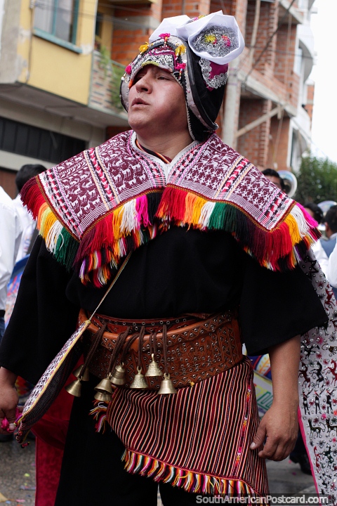 Un hombre vestido con un traje especial disfruta bailando en el carnaval de Sucre. (480x720px). Bolivia, Sudamerica.