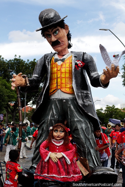 O irmo de Charlie Chaplin, enorme boneco transporta-se na multido no carnaval de Sucre. (480x720px). Bolvia, Amrica do Sul.