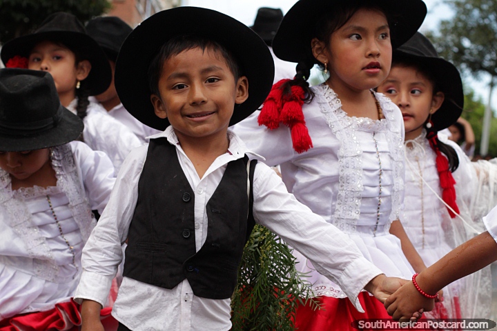 Nio con sombrero negro y traje blanco y negro en el carnaval de Sucre. (720x480px). Bolivia, Sudamerica.