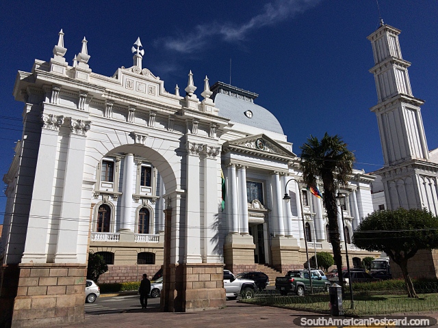 Arco prestigioso, columna y palacio de justicia en la ciudad blanca de Sucre. (640x480px). Bolivia, Sudamerica.