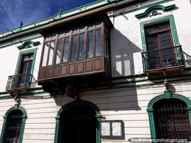 Disfrute de Sucre, pasee y vea todos los hermosos edificios antiguos con balcones de hierro y fachadas blancas. (640x480px). Bolivia, Sudamerica.
