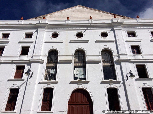 Teatro Gran Mariscal, la parte posterior del edificio, otra prestigiosa fachada blanca en Sucre. (640x480px). Bolivia, Sudamerica.