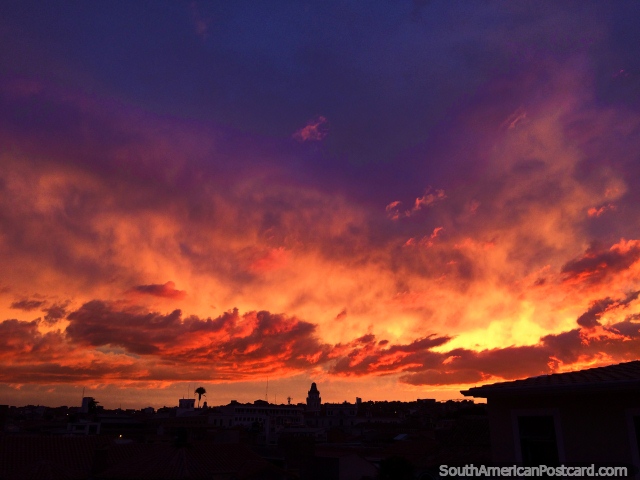 Um levantar do sol do fogo vem dentro da cidade de Sucre cedo de manh. (640x480px). Bolvia, Amrica do Sul.