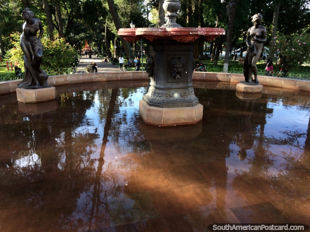 Fuente y figuras de bronce desnudas en el hermoso Parque Bolvar en Sucre. (640x480px). Bolivia, Sudamerica.