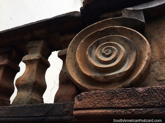 Fachada de pedra em espiral nas paredes em volta da catedral em Sucre. (640x480px). Bolvia, Amrica do Sul.