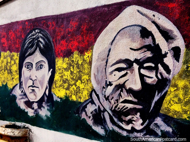 Mujer anciana, mujer joven arte callejero respaldado por los colores de la bandera Boliviana en Sucre. (640x480px). Bolivia, Sudamerica.
