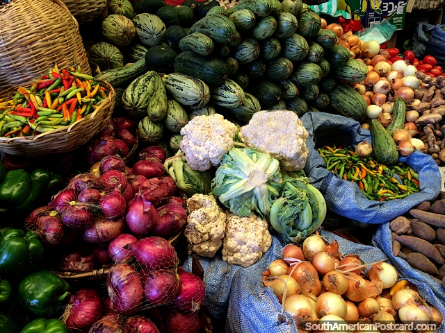 Cebollas rojas y blancas, coliflor y otros productos frescos en el mercado central de Sucre. (640x480px). Bolivia, Sudamerica.