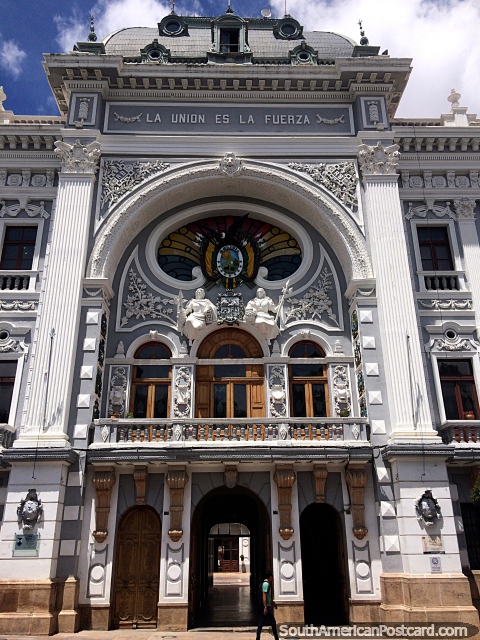 Increíble fachada del edificio del gobierno en Sucre al lado de la plaza principal, enorme arco. (480x640px). Bolivia, Sudamerica.