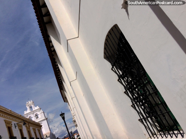Distintivo campanario blanco de la iglesia La Merced en Sucre, a lo largo de la catedral. (640x480px). Bolivia, Sudamerica.