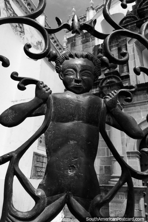 Figura de hierro como parte de la puerta de entrada a la catedral de Sucre, en blanco y negro. (480x720px). Bolivia, Sudamerica.