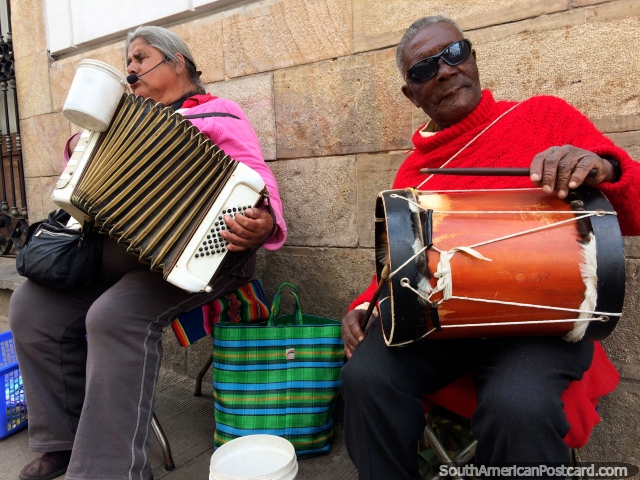 2 buskers cegos tocam o acordeo e o tambor em Sucre. (640x480px). Bolvia, Amrica do Sul.