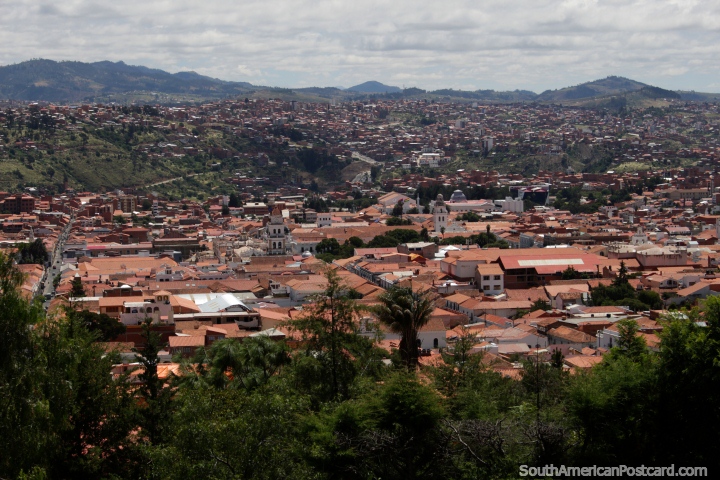 Ciudad de Sucre con techos de tejas rojas, vista desde Recoleta en la colina. (720x480px). Bolivia, Sudamerica.