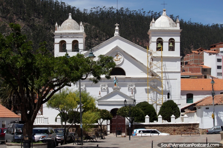 Convento de la Recoleta (1600), iglesia blanca y brillante en lo alto de la colina en Sucre. (720x480px). Bolivia, Sudamerica.
