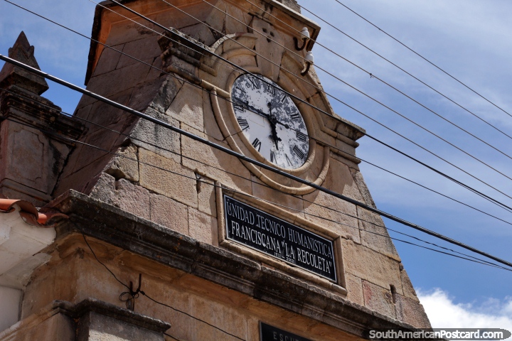 Reloj antiguo y fachada en Recoleta, Sucre, Unidad Tecnico Humanistica Franciscana La Recoleta. (720x480px). Bolivia, Sudamerica.