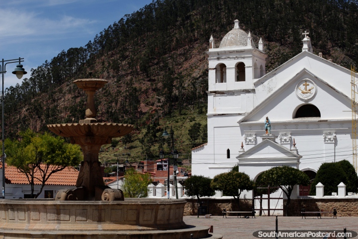 Plaza de Pedro de Anzrez con fuente de piedra y iglesia blanca, Recoleta, Sucre. (720x480px). Bolivia, Sudamerica.
