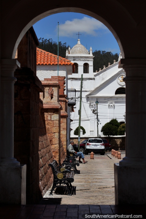 Vista a travs de un arco al convento de la Recoleta con plaza Pedro de Anzrez entre, Sucre. (480x720px). Bolivia, Sudamerica.