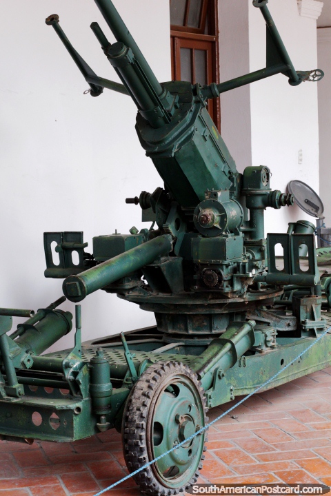 Arma de guerra em rodas no Museu Militar em Sucre, junto do mercado central. (480x720px). Bolvia, Amrica do Sul.