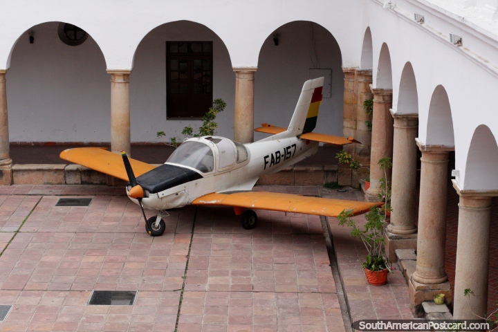 Pequeno avio no ptio do Museu Militar em Sucre. (720x480px). Bolvia, Amrica do Sul.
