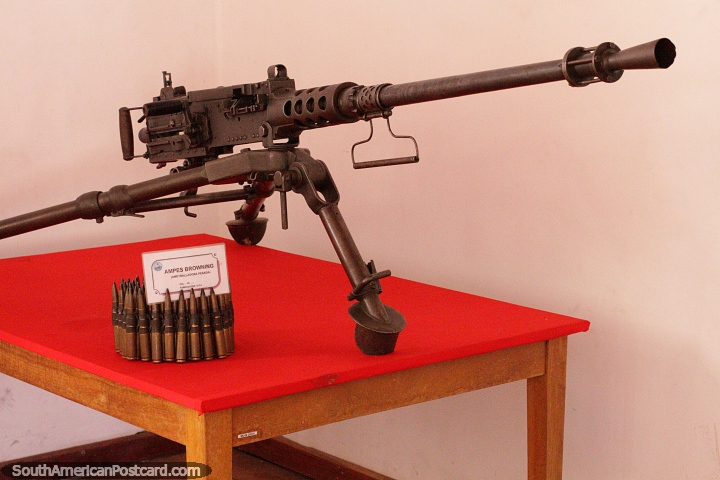 Ampes Browning, arma automtica e balas em monitor no Museu Militar em Sucre. (720x480px). Bolvia, Amrica do Sul.