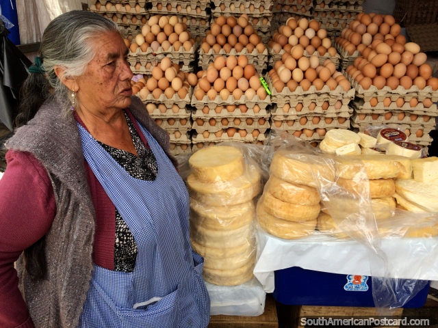 Huevos frescos y queso para la venta diaria en el Mercado Central de Sucre. (640x480px). Bolivia, Sudamerica.