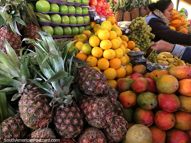Pias, mango, naranjas, manzanas y uvas, frescas en el Mercado Central de Sucre. (640x480px). Bolivia, Sudamerica.