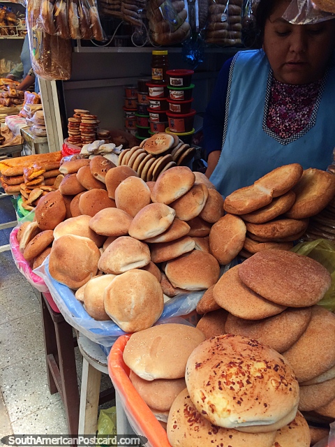 Pan fresco cada da en los puestos del frente del Mercado Central en Sucre. (480x640px). Bolivia, Sudamerica.